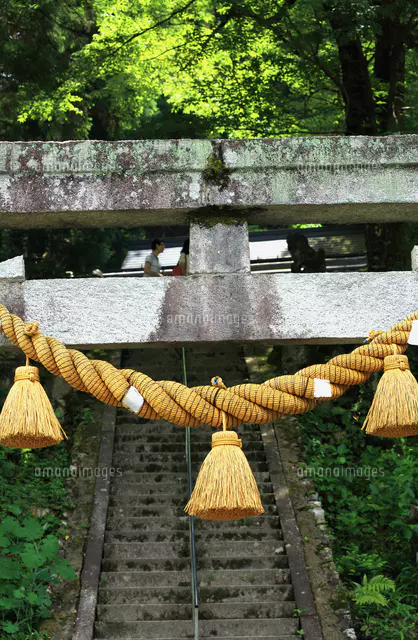 石の鳥居に飾られた根道神社のしめ縄[22500001472]の写真・イラスト