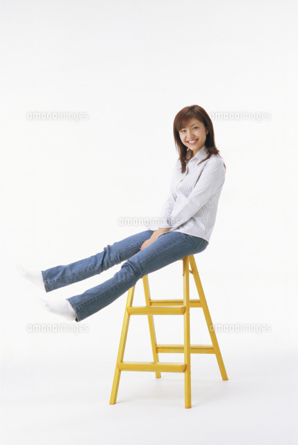 脚立に座る女性 の写真素材 イラスト素材 アマナイメージズ