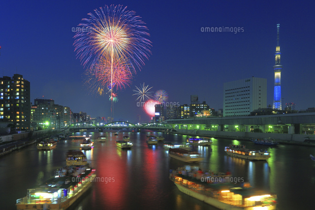 隅田川花火大会と東京スカイツリー粋と屋形船 の写真素材 イラスト素材 アマナイメージズ