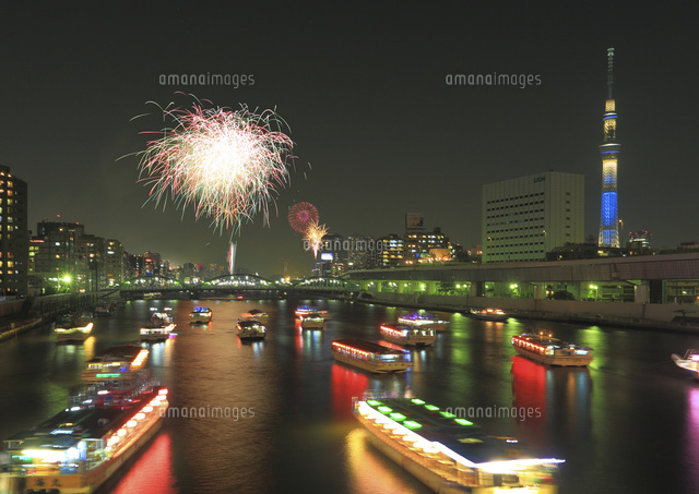 隅田川花火大会と東京スカイツリー粋と屋形船 の写真素材 イラスト素材 アマナイメージズ