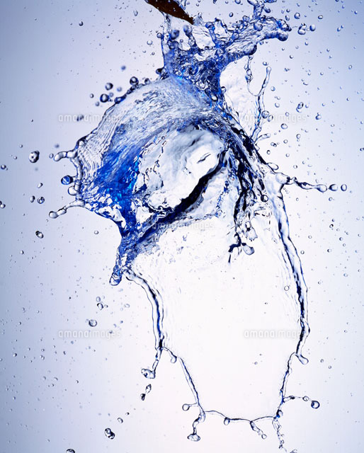 踊ってるようにはじけてる水しぶき の写真素材 イラスト素材 アマナイメージズ