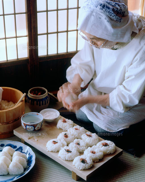 おにぎりを握るおばあさん の写真素材 イラスト素材 アマナイメージズ