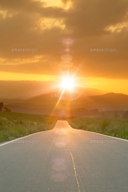 一本道の夕日[22879001933]の写真・イラスト素材｜アマナイメージズ