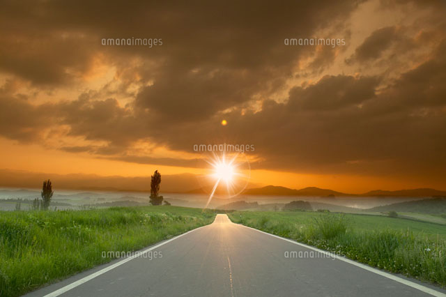 高原の一本道と夕日[22879001956]の写真・イラスト素材｜アマナイメージズ