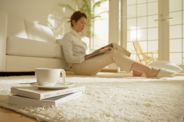 女性がくつろぐ部屋 の写真素材 イラスト素材 アマナイメージズ