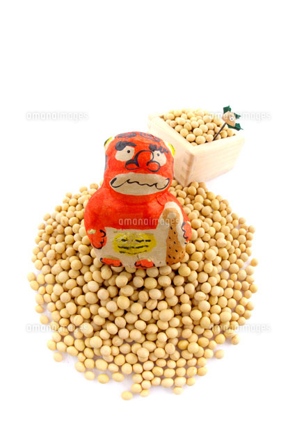 節分 赤鬼の面と升と豆 の写真素材 イラスト素材 アマナイメージズ