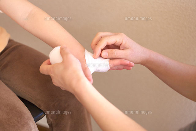 包帯を巻いてもらう子供の手 の写真素材 イラスト素材 アマナイメージズ 包帯を巻いてもらう子供の手 の写真素材 イラスト素材 アマナイメージズ