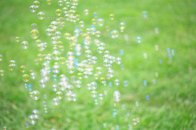 緑の芝生とシャボン玉 22910001329 の写真素材 イラスト素材 アマナイメージズ
