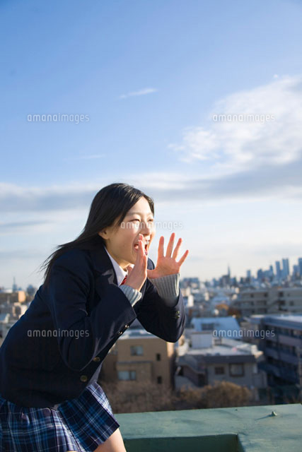 屋上で叫ぶ女子学生 a の写真素材 イラスト素材 アマナイメージズ