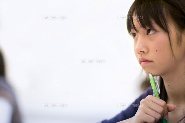 ペンを持ち考える女子生徒 の写真素材 イラスト素材 アマナイメージズ