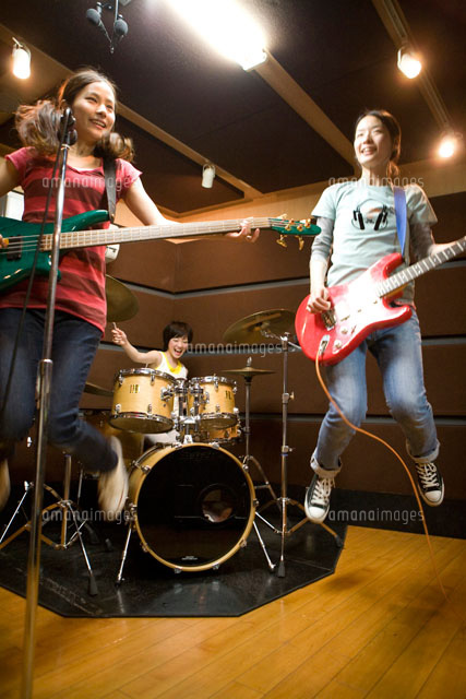 バンドの練習をする女の子たち c の写真素材 イラスト素材 アマナイメージズ