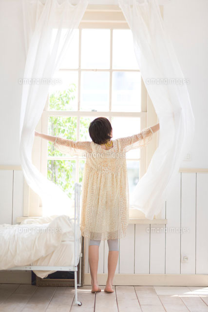 カーテンを開ける女の子 a の写真素材 イラスト素材 アマナイメージズ