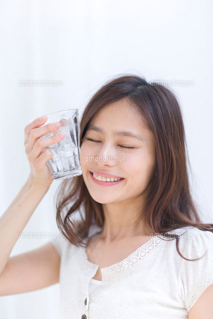 氷水を頬にあてる女の子 22964002422 の写真素材 イラスト素材 アマナイメージズ