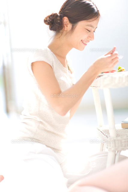 スイーツを食べる女の子 の写真素材 イラスト素材 アマナイメージズ