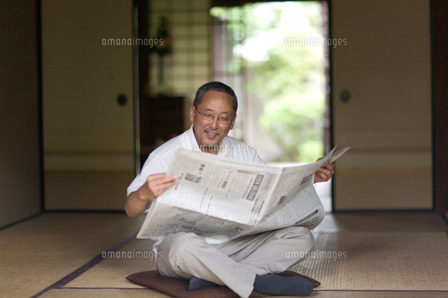 座敷で新聞を広げる男性 の写真素材 イラスト素材 アマナイメージズ