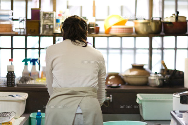 洗い物をする母親の後姿 の写真素材 イラスト素材 アマナイメージズ 洗い物をする母親の後姿 の写真素材 イラスト素材 アマナイメージズ