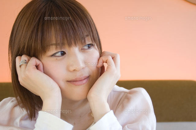 頬杖をついて横を見る女性 の写真素材 イラスト素材 アマナイメージズ
