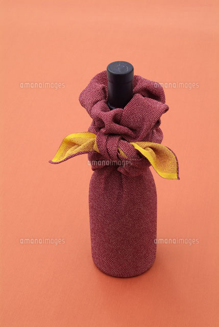 瓶を包んだ風呂敷 の写真素材 イラスト素材 アマナイメージズ 瓶を包んだ風呂敷 の写真素材 イラスト素材 アマナイメージズ