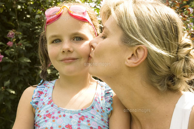 娘の頬にキスをする母親 24007000227 の写真素材 イラスト素材 アマナイメージズ