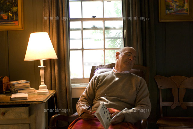 椅子でうたた寝をするシニア男性 の写真素材 イラスト素材 アマナイメージズ
