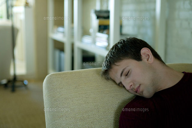 ソファでうたた寝をする男性 の写真素材 イラスト素材 アマナイメージズ