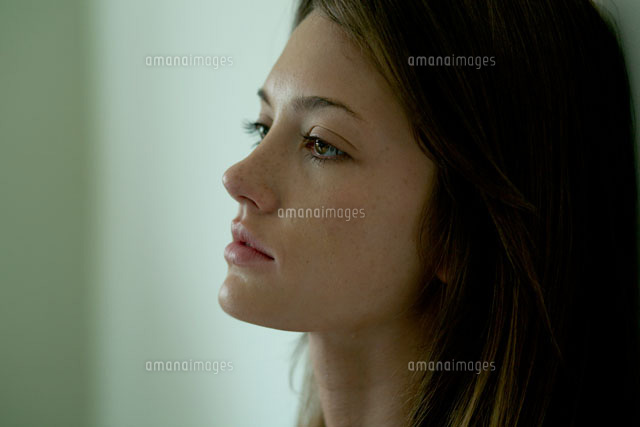 涙を流す女性 の写真素材 イラスト素材 アマナイメージズ