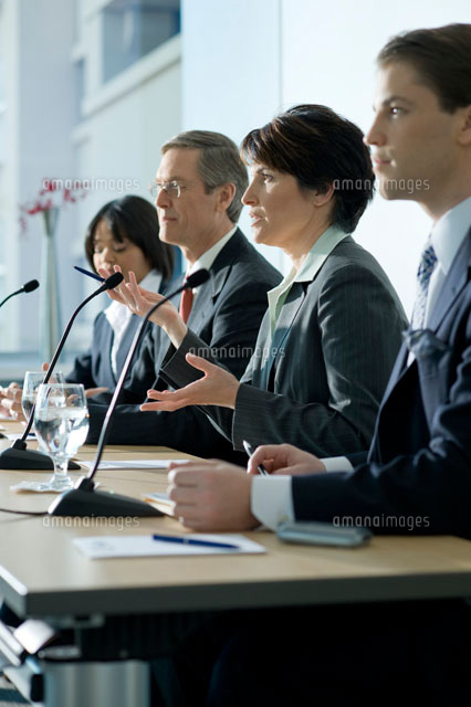 記者会見を行うスーツ姿の男女 a の写真素材 イラスト素材 アマナイメージズ