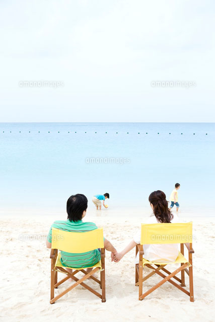 ビーチチェアに座る男性と女性の後ろ姿 の写真素材 イラスト素材 アマナイメージズ