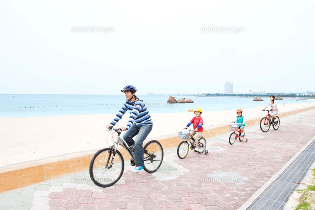 自転車で走る家族4人 の写真素材 イラスト素材 アマナイメージズ