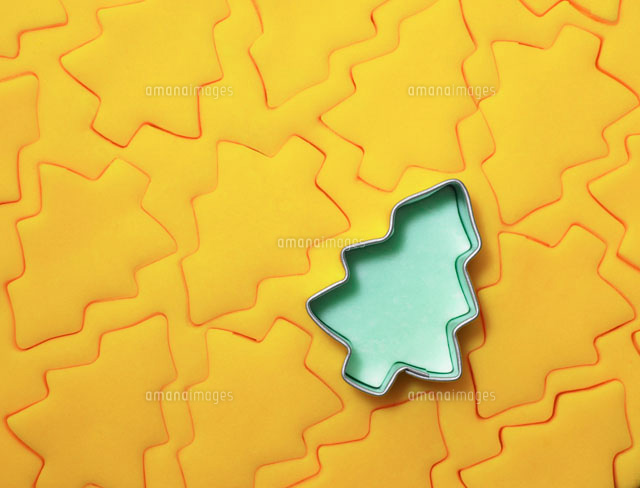 ツリー型に型抜きされたピンクのクッキー生地 a の写真素材 イラスト素材 アマナイメージズ