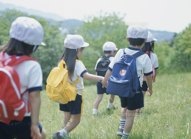 草原を歩く幼稚園児達 の写真素材 イラスト素材 アマナイメージズ 草原を歩く幼稚園児達 の写真素材 イラスト素材 アマナイメージズ