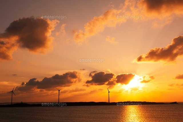西平安名崎の夕日[25023069920]の写真・イラスト素材｜アマナイメージズ
