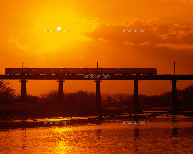 夕暮れの橋 夕暮れの入間川鉄橋 八高線[25029002310]の写真・イラスト素材｜アマナ