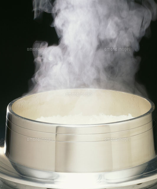 釜焚き御飯と湯気 の写真素材 イラスト素材 アマナイメージズ