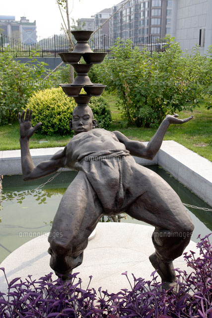 大道芸人の像 お碗のせ 頂碗 の写真素材 イラスト素材 アマナイメージズ