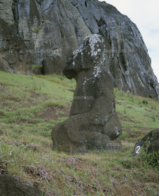正座したモアイ像 ラノ ララク の写真素材 イラスト素材 アマナイメージズ