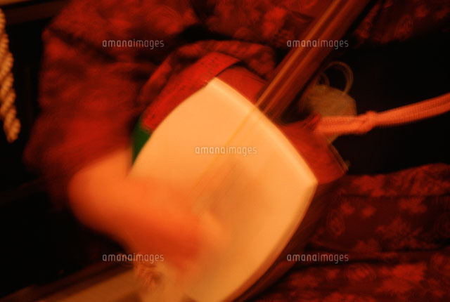 津軽三味線の演奏[25074002418]の写真・イラスト素材｜アマナイメージズ