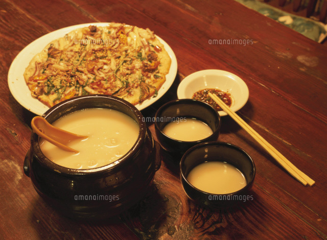 マッコリとチヂミ の写真素材 イラスト素材 アマナイメージズ