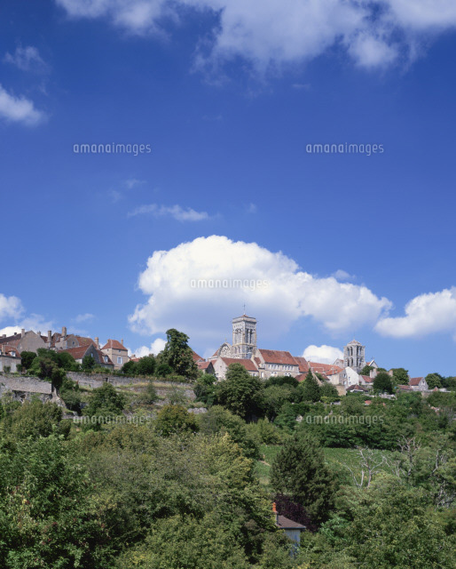 ヴェズレーの教会と丘 25102016180 の写真素材 イラスト素材 アマナイメージズ