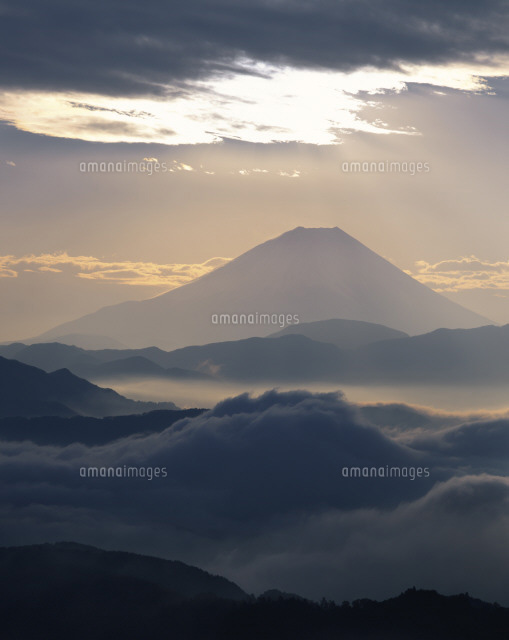 逆光の富士山 の写真素材 イラスト素材 アマナイメージズ 逆光の富士山 の写真素材 イラスト素材 アマナイメージズ