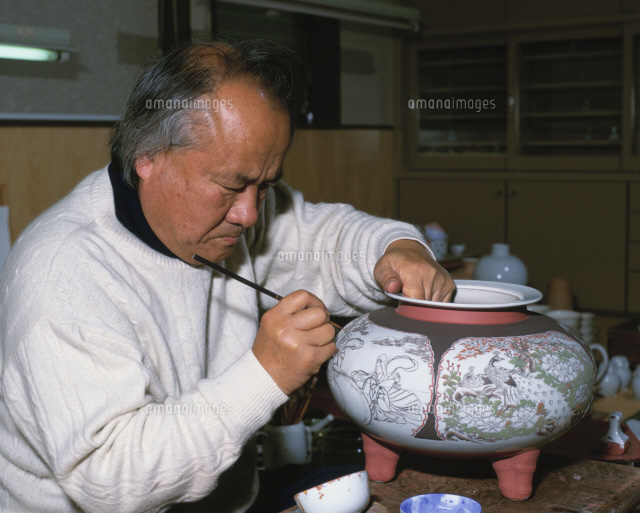 九谷焼の上絵付け[25170003499]の写真・イラスト素材｜アマナイメージズ