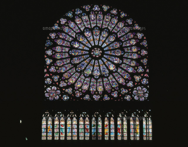 ノートルダム寺院のステンドグラス の写真素材 イラスト素材 アマナイメージズ