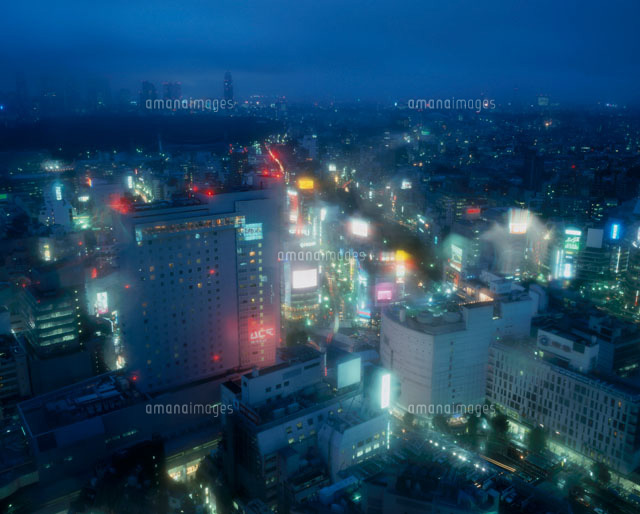 雨の新宿ビル群夜景 の写真素材 イラスト素材 アマナイメージズ