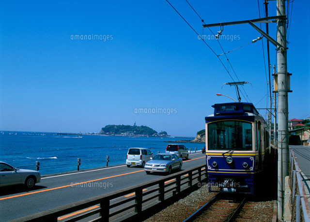 江ノ電と江の島 の写真素材 イラスト素材 アマナイメージズ