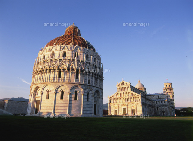 洗礼堂と大聖堂とピサの斜塔夕景 の写真素材 イラスト素材 アマナイメージズ
