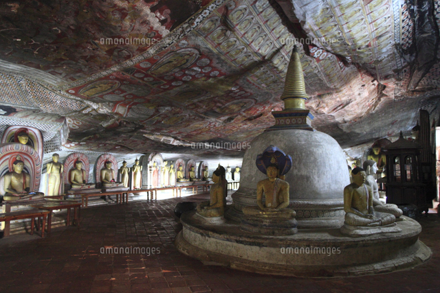 ダンブッラ石窟寺院 マハー ラージャ ヴィハーラ の写真素材 イラスト素材 アマナイメージズ