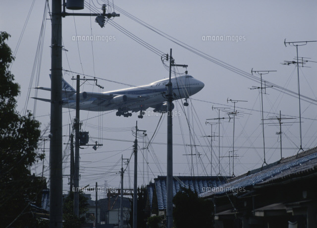 騒音公害 住宅地の飛行機 の写真素材 イラスト素材 アマナイメージズ