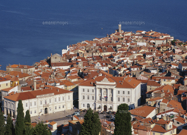オレンジ色の屋根のピランの街 の写真素材 イラスト素材 アマナイメージズ