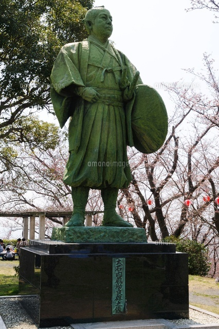赤穂・桜と大石内蔵助像[25317003801]の写真・イラスト素材｜アマナ