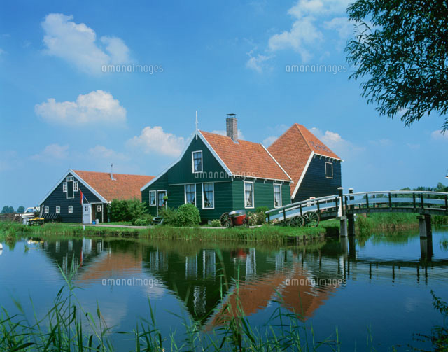 民家と池 ザーンセスカンス オランダ の写真素材 イラスト素材 アマナイメージズ